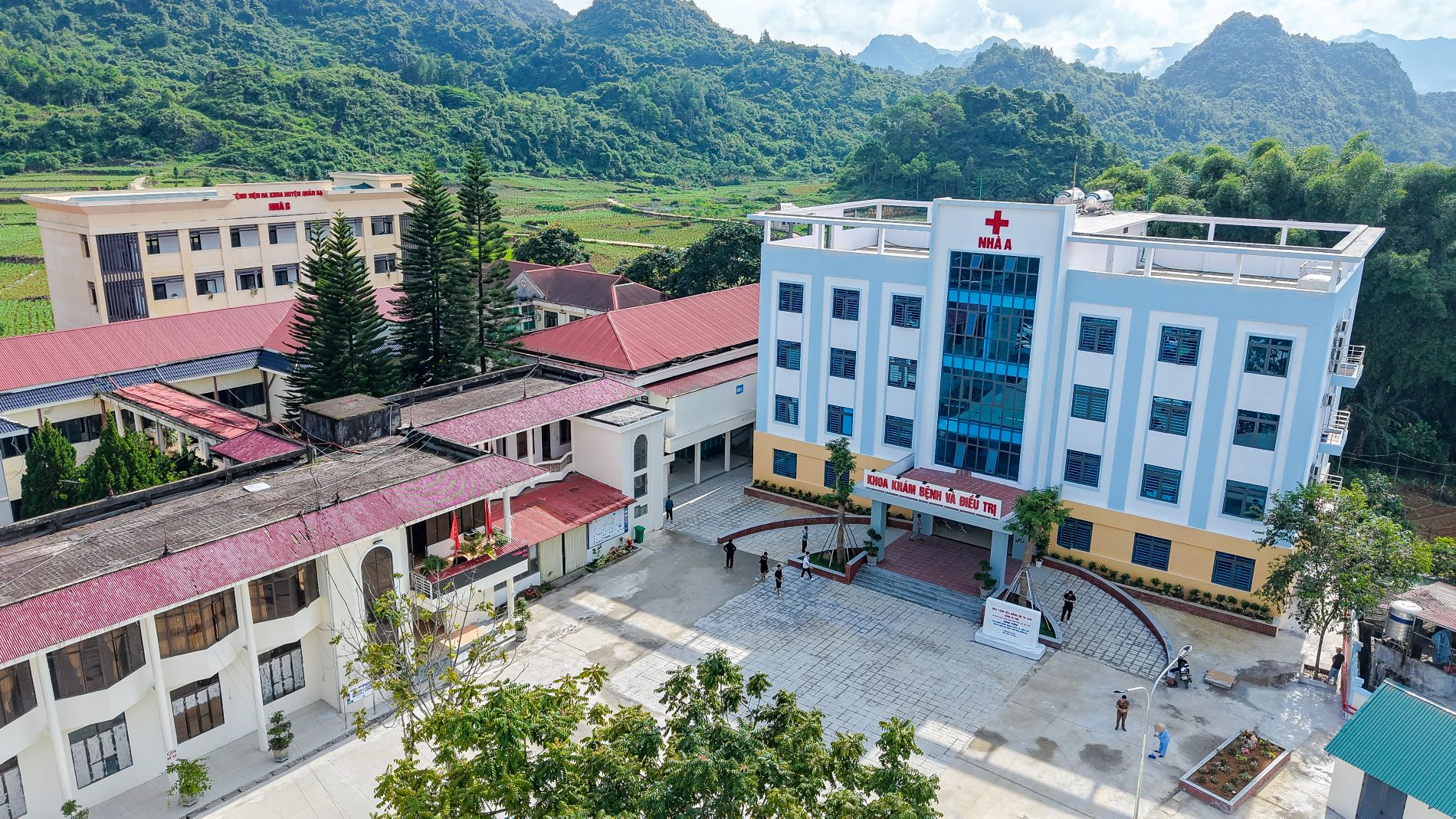 Người dân địa phương an tâm khám sức khỏe tại Bệnh viện Đa khoa khu vực Quản Bạ